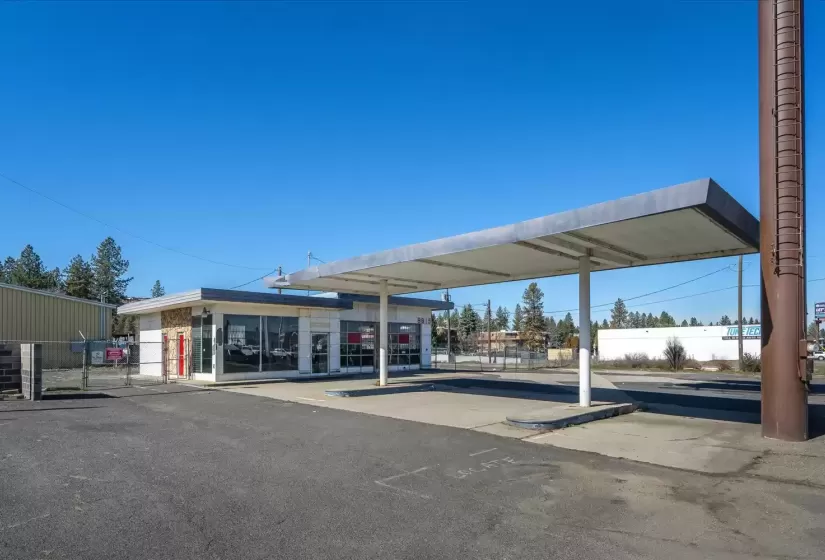 8915 Division, Spokane, Washington 99218, ,Retail,For Sale,Division,679380